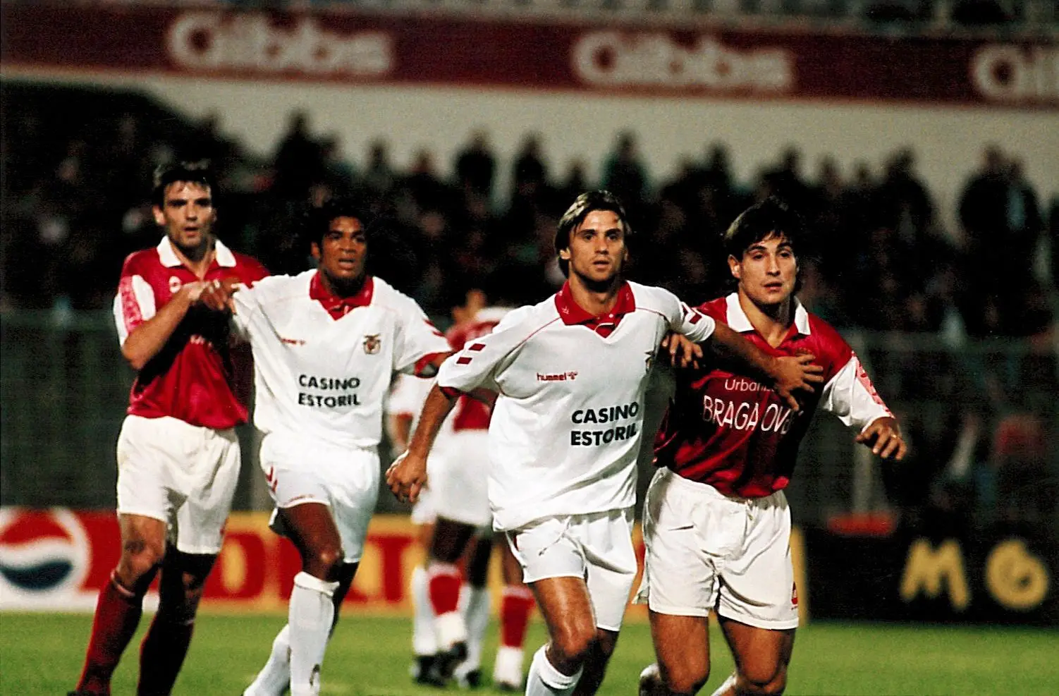 CAPITÃO. Barroso, aqui a defender João Vieira Pinto, é uma das figuras da história do Sp. Braga. No imaginário de todos ficou o pontapé-canhão do médio, que passou pelo FC Porto, onde foi campeão duas vezes. Mas este sábado o coração é todo arsenalista