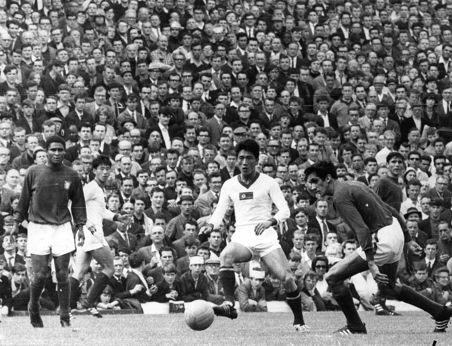 Eusébio e Torres no jogo de Portugal com a Coreia do Norte