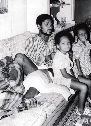 As seis operações ao joelho. Sentado no sofá de casa com as filhas Carla e Sónia. Está em convalescença, com uma toalha sobre o joelho esquerdo, ao qual foi operado seis vezes. "Levei muita pancada, algumas de propósito, outras sem querer. O que eu não gostava era das entradas por trás. Aí, dava vontade de dar uma tareia, mas, lá está, um jogador tem de saber estar." Perdeu a conta às vezes em que jogou lesionado. Fê-lo porque quis, porque só não jogaria se o pé não coubesse na bota. Caso contrário, a 30% ou 35% das suas capacidades, entrava em campo. Nem que fosse só para marcar presença. "Eu impunha respeito ao adversário."