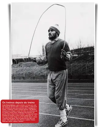 Os treinos depois do treino. Como Rocky Balboa: o gorro enfiado, as meias por cima das calças do fato de treino, os ténis Adidas, a corda lá ao alto. Eusébio diz que nunca precisou que o obrigassem a treinar, a melhorar. Fazia-o porque gostava. "No Benfica, estavam já os colegas a comer em casa e eu continuava ali no campo a chutar bolas. Imaginava uma barreira, um guarda-redes e batia livres e penáltis." O amigo para estas ocasiões era Simões, o único a quem tratava por 'tu'. "Como é que eu podia chegar ao pé do falecido Águas e dizer: 'Ó senhor José Águas, não se importa de dar aqui uma ajuda?' Não podia fazer isso. Ele era o capitão. Tratava todos por senhor, menos o Simões."