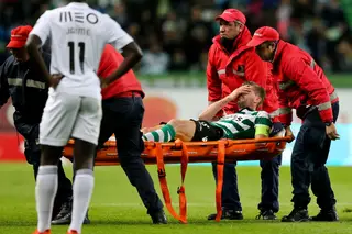 Adrien fica parado pelo menos seis semanas devido a lesão