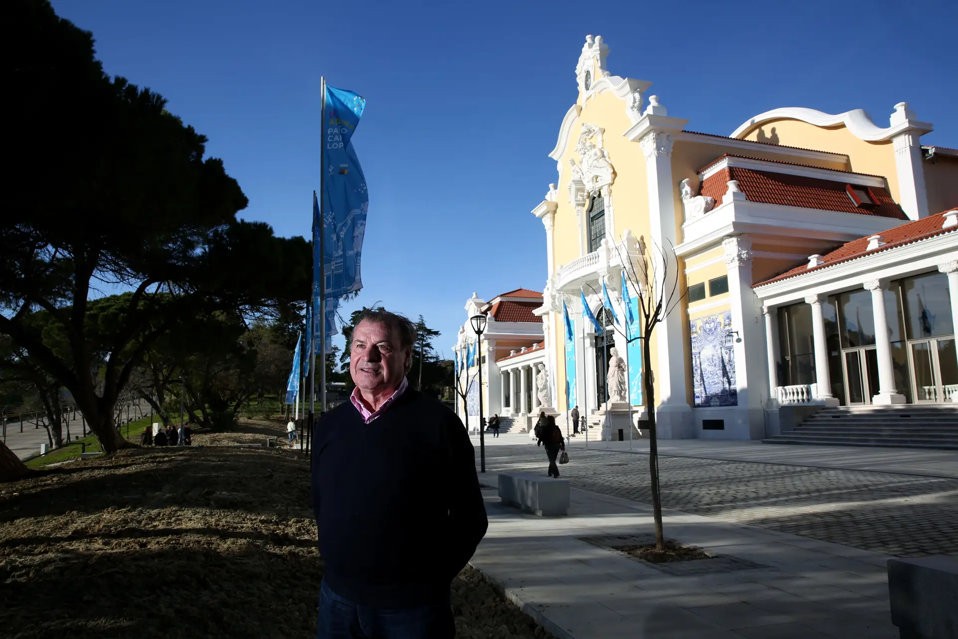 Carlos Lopes junto do renovado Pavilhão que tem o seu nome