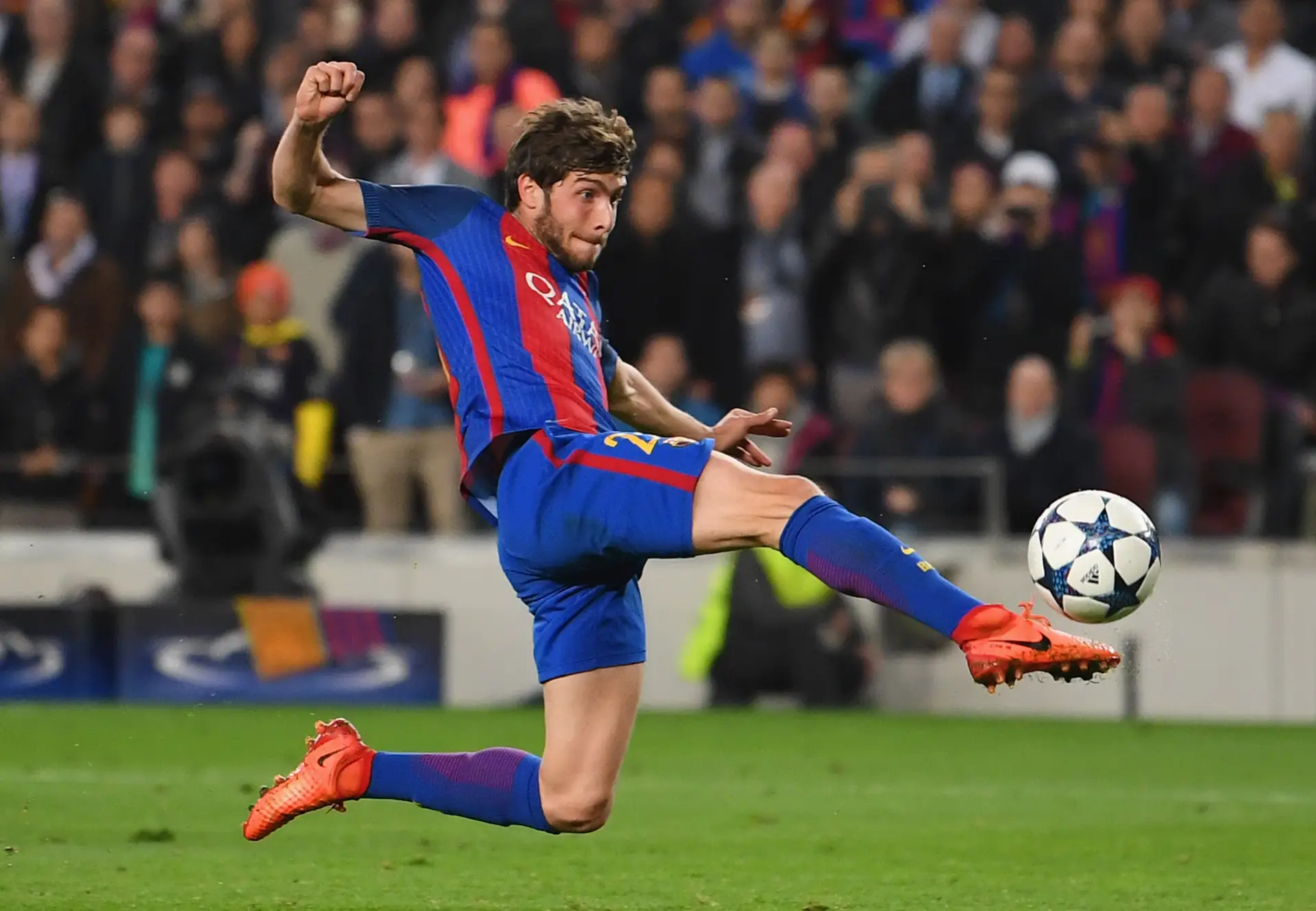 Ecos de uma noite histórica: a “remontada lendária” do Barcelona, Neymar como “Bola de Ouro” e o PSG a naufragar