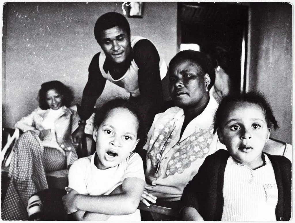 ORIGENS Eusébio em Maputo, com a mulher, Flora, a mãe, Elisa, e as duas filhas, Carla e Sandra