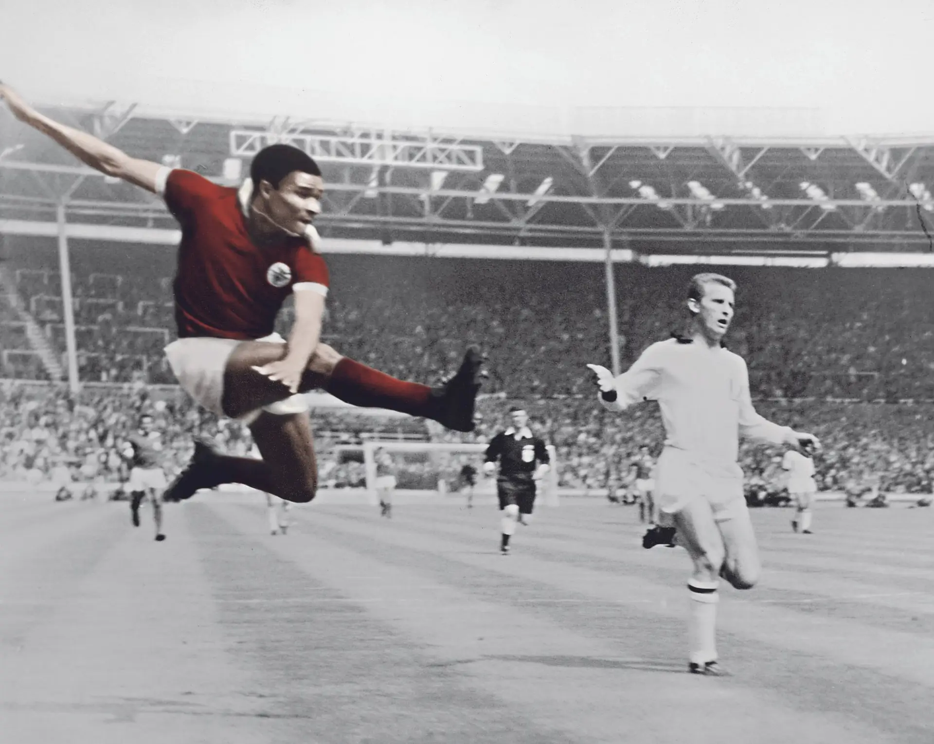 IMPARÁVEL. Na final da Taça dos Campeões Europeus de 1963, contra  o AC Milan, Eusébio remata para golo perante o olhar impotente de um homem  que, 42 anos depois, daria um título nacional ao Benfica, Giovanni Trapattoni
