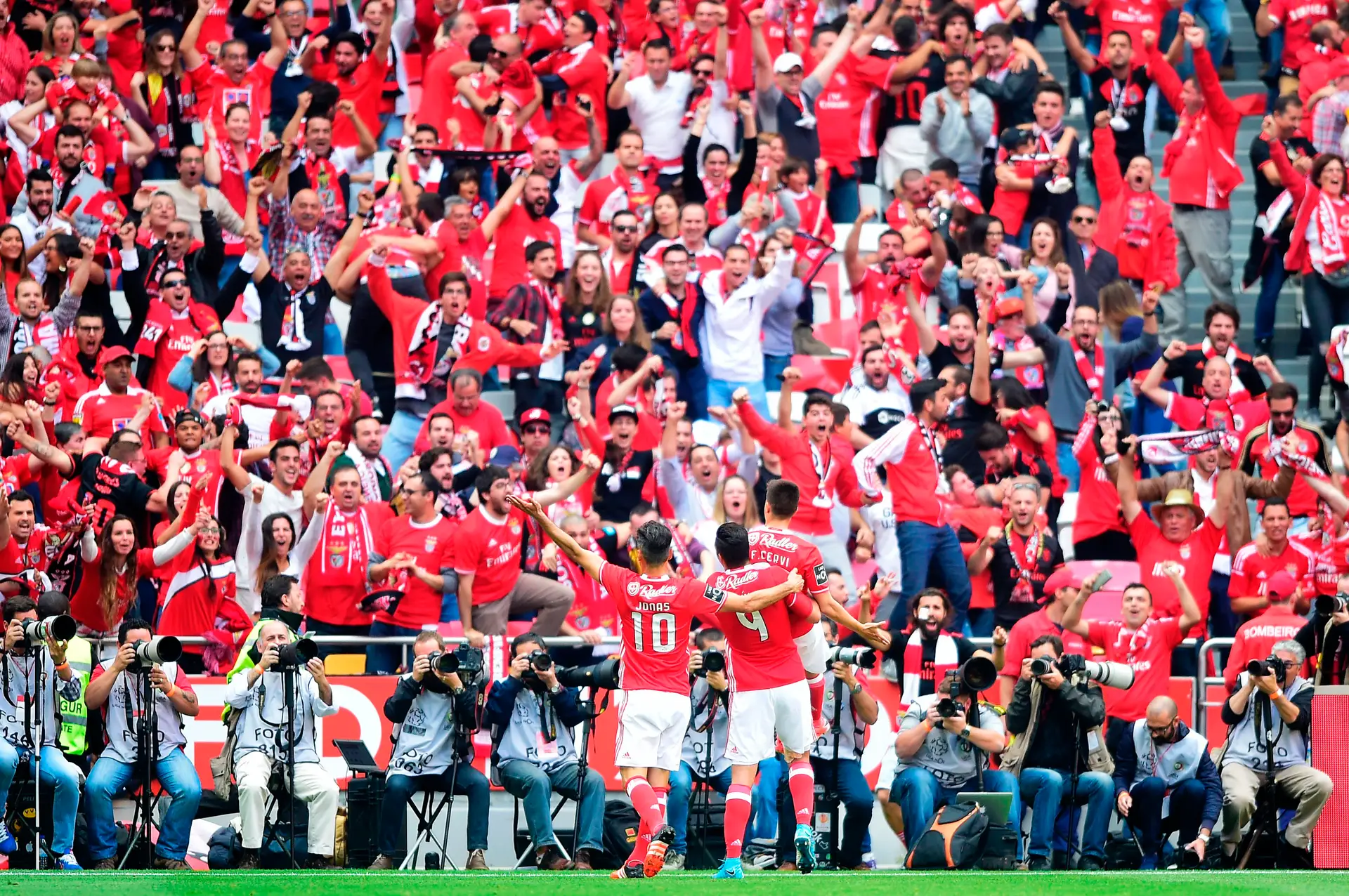 Cervi a festejar o primeiro golo do Benfica contra o Vitória de Guimarães