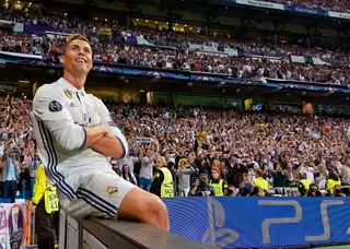 Olimpo. Ronaldo sentado no topo do mundo depois de marcar três golos na primeira volta da meia-final da Champions contra o Atlético de Madrid, no Bernabéu 
