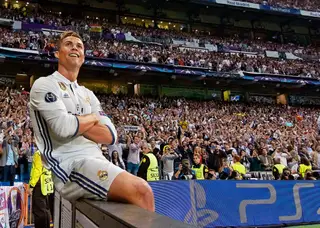 Olimpo. Ronaldo sentado no topo do mundo depois de marcar três golos na primeira volta da meia-final da Champions contra o Atlético de Madrid, no Bernabéu 