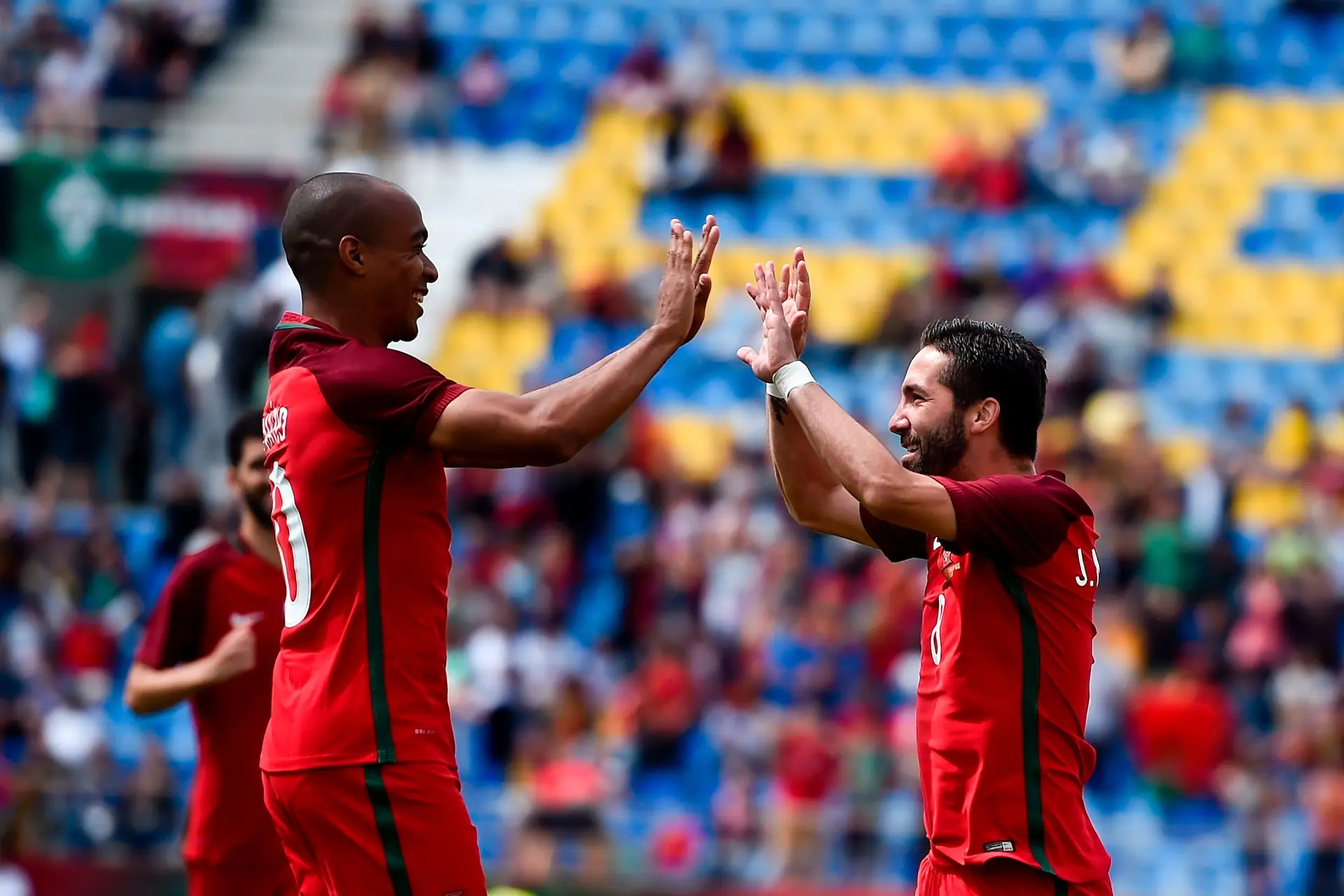 João Mário e João Moutinho, dois dos médios mais consistentes da seleção portuguesa