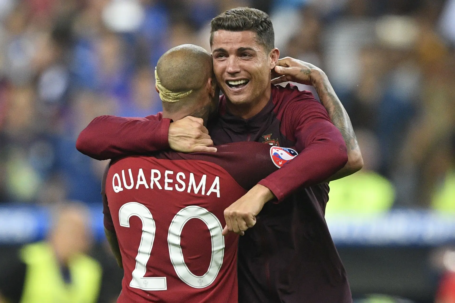Ricardo Quaresma e Cristiano Ronaldo a festejar a conquista do Euro-2016