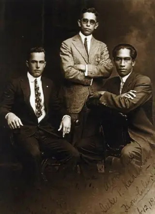 1914. George Cunha, Duke Kahanamoku e o agente desportivo Francis Evans (ao centro), numa fotografia promocional da digressão pela Austrália e Nova Zelândia 