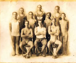 1917. Equipa de natação do Healani Club: sentados, da esquerda para a direita, George e Lawrence Cunha; atrás e ao meio de ambos, o irmão Frank
