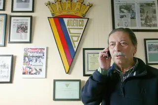 Almeida Antunes, ao telefone, era presidente do Atlético quando a Anping,
de Hong Kong, comprou 70% da SAD