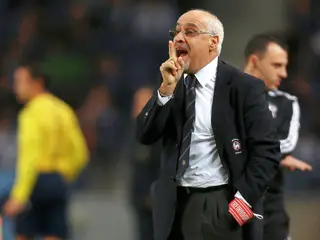 Um jornal de Hong Kong envolveu o treinador português Nelo Vingada com Eric Mao, um dos principais cabecilhas
do negócio mundial de apostas em jogos de futebol