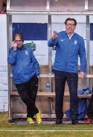 Ricardo Cravo, à esquerda no banco do Athlone, transitou do Atlético
para o clube britânico, levando vários jogadores