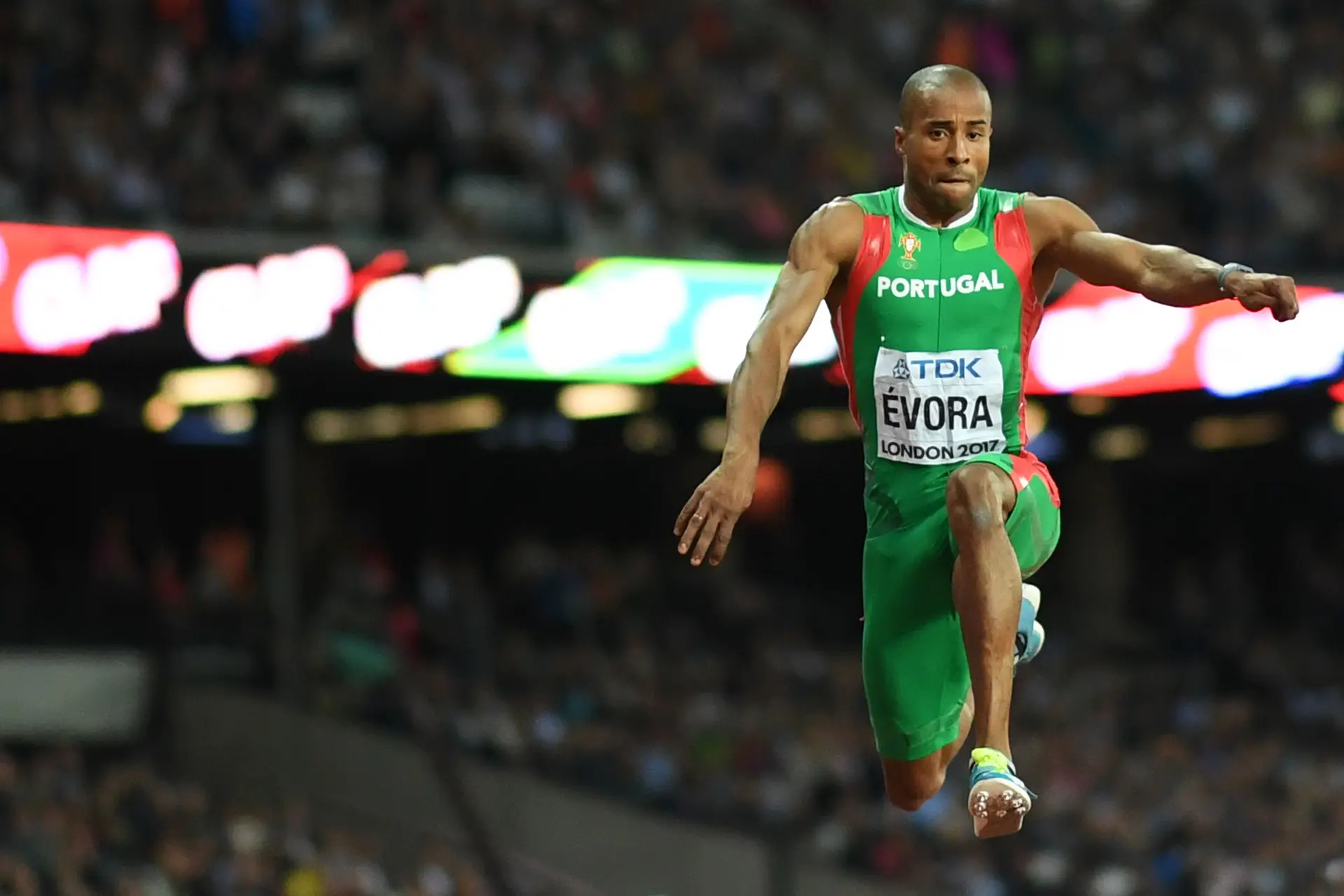 Nelson Évora a saltar para o bronze esta quinta-feira em Londres.