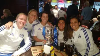 Ana Borges com algumas colegas da equipa do Chelsea, em 2015, ano em que ganhou o campeonato e a Taça de Inglaterra
