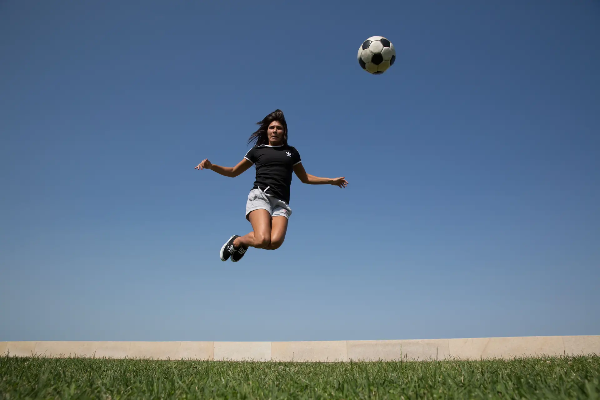 Determinada e craque: confira a paixão de Helena pelo futebol