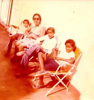 Helder com a mãe e os dois irmãos mais velhos
