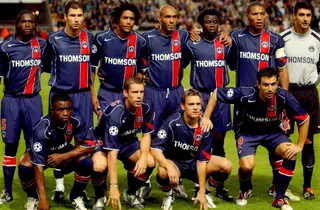 No PSG, Helder está em pé, no meio