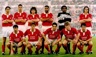 Helder no Benfica. É o quarto jogador em pé, da esquerda para a direita