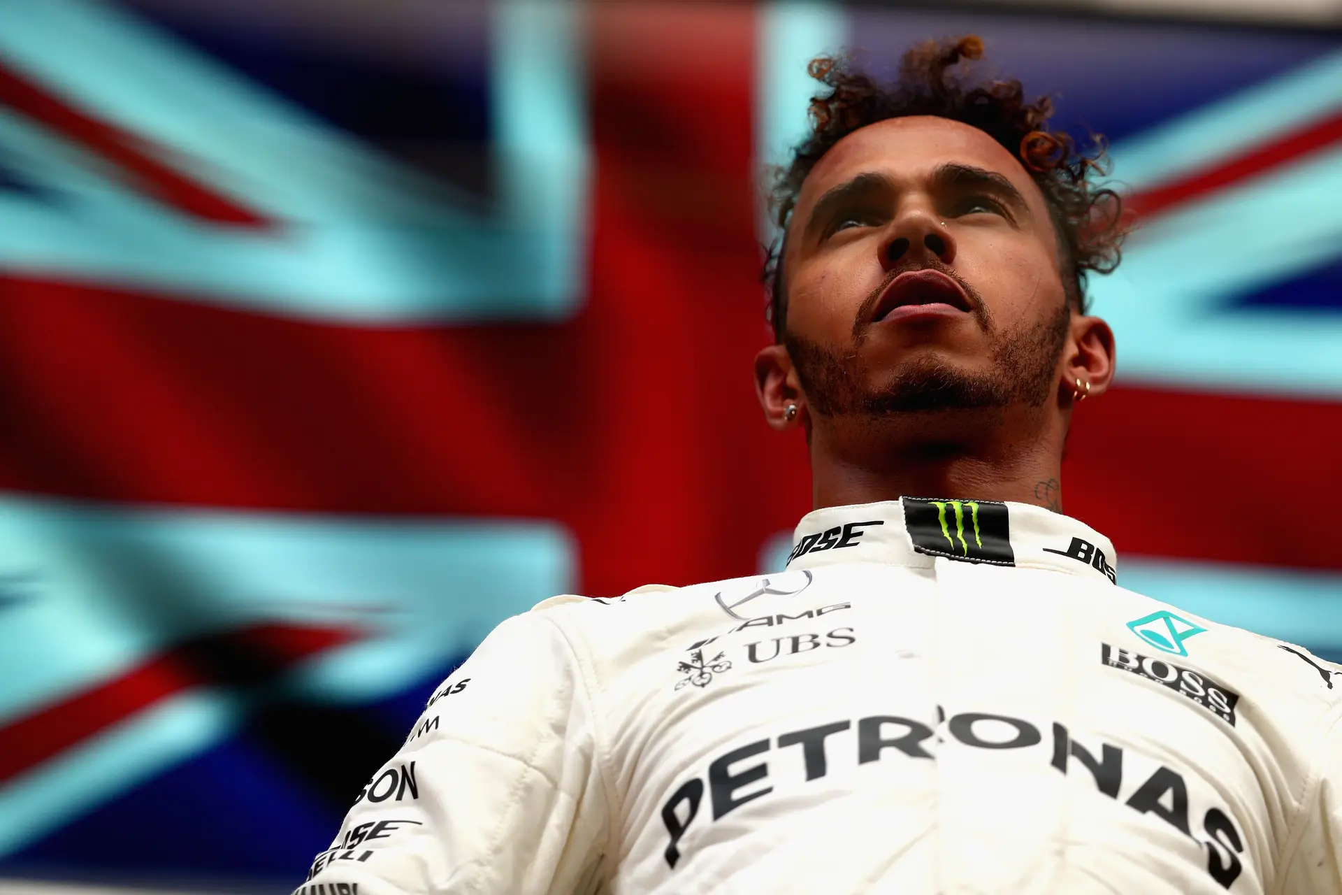 Serviu às mesas e lavou carros. Hoje é pentacampeão. Este é Lewis Hamilton, o homem que mudou a face da Fórmula 1