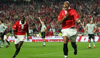 A 14 de maio de 2005, um grande momento para os benfiquistas: Luisão elevou-se mais do que o guarda-redes do Sporting, Ricardo, e marcou o único golo de um dérbi que lançou o Benfica no caminho do título que já não conquistava desde 1993/94