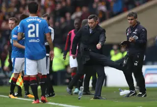 Pedro Caixinha a demonstrar um gesto técnico (numa garrafa) num jogo dos Rangers