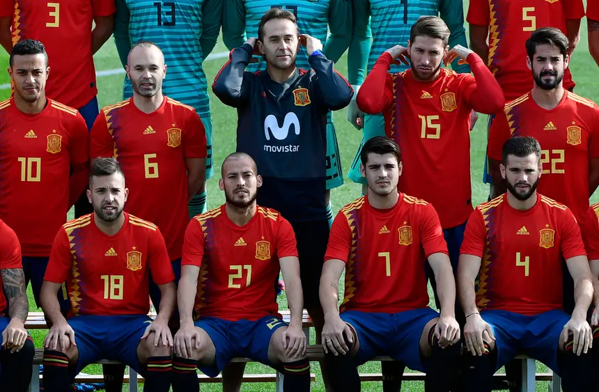 Tribuna Expresso Grandes Jogos As Cores Da Camisola Da Selecao Espanhola Vermelho Amarelo E Azul Ou Roxo