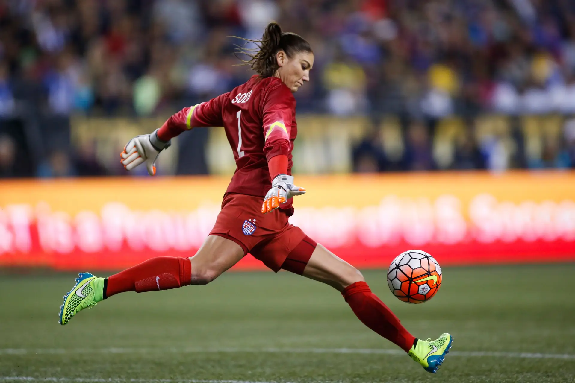Hope Solo: “O Sepp Blatter apalpou-me o rabo. Posso falar sobre isto?”