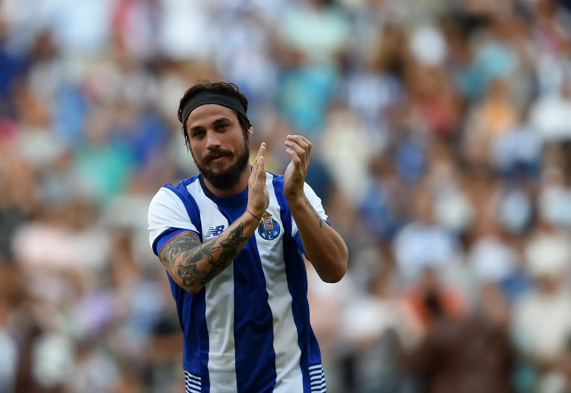 Osvaldo, ex-FCP: antes futebolista, agora dandy e rockeiro que só quer ser “tão normal quanto o padeiro da esquina”