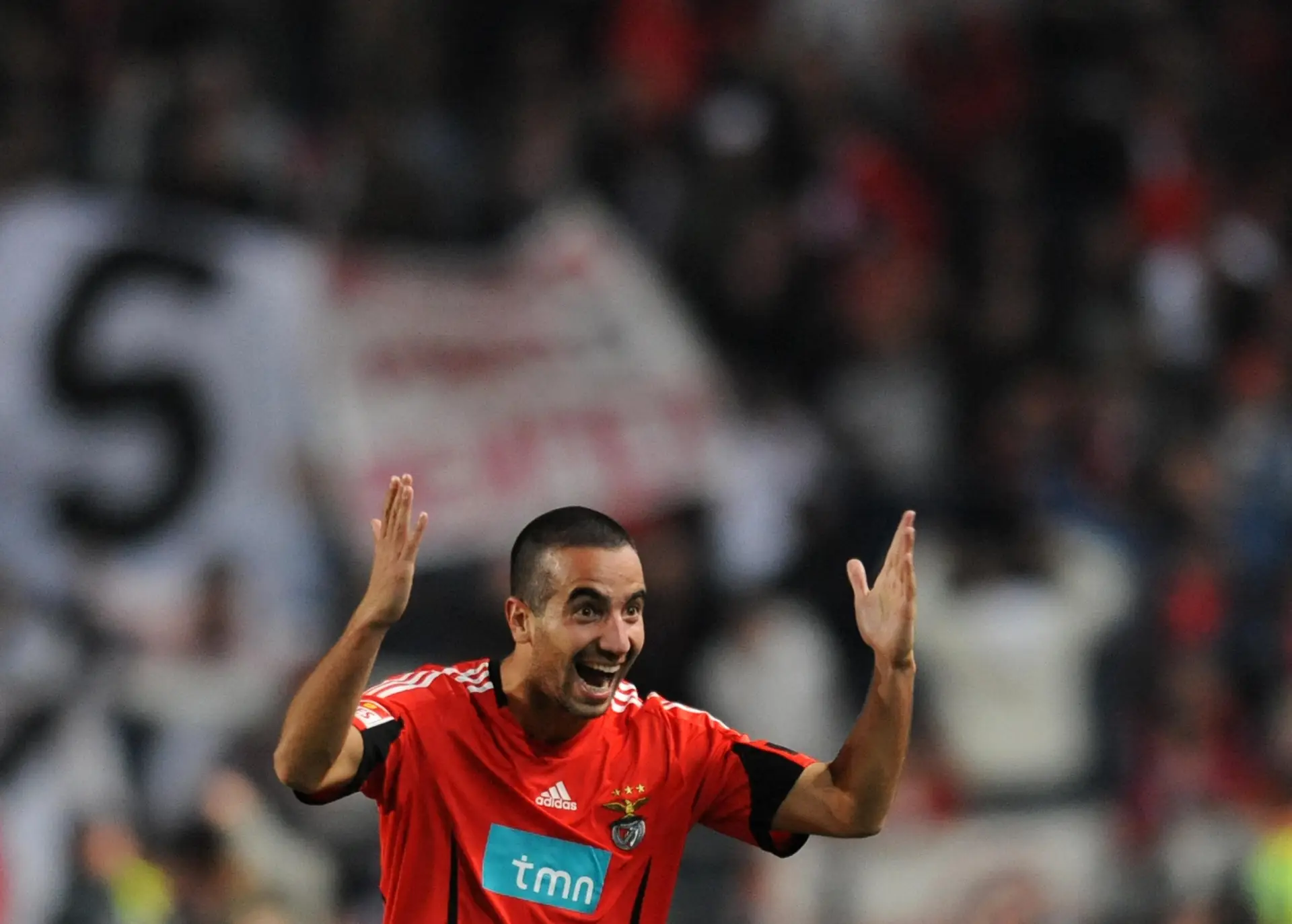 Ex-jogador do Benfica abandona relvado durante jogo na Liga do Qatar