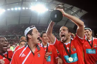 Ruben Amorim a festejar a conquista da Taça da Liga em 2009/10, na sua segunda época no Benfica - e primeira época de Jorge Jesus na Luz