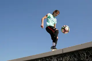 “Em Itália, eu e a Carolina Mendes ficámos sem metade do ordenado por andar numa mota de 50cc, sem documentos, numa autoestrada”