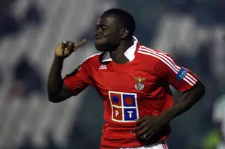 Mantorras recorda título do Benfica de 2004/05: "Às vezes dizia ao Ricardo Rocha: 'Olha, só tenho um joelho, cuidado"