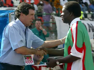 Humberto foi selecionador de Marrocos em 2001 e 2002. Na foto cumprimenta o seu homólogo do Burkina Faso, antes de um jogo da CAN, em 2002