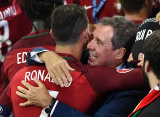 A festejar a conquista do Euro 2016 abraçado a Ronaldo
