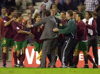 Na meia final do Euro 2000, contra a França, Humberto, então selecionador nacional, tenta acalmar o ânimo dos jogadores portugueses indignados com a marcação de um penalti 