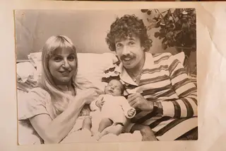 Humberto com a mulher e a filha acabada de nascer
