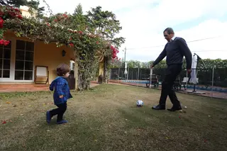 Humberto Coelho a jogar futebol com o neto Frederico