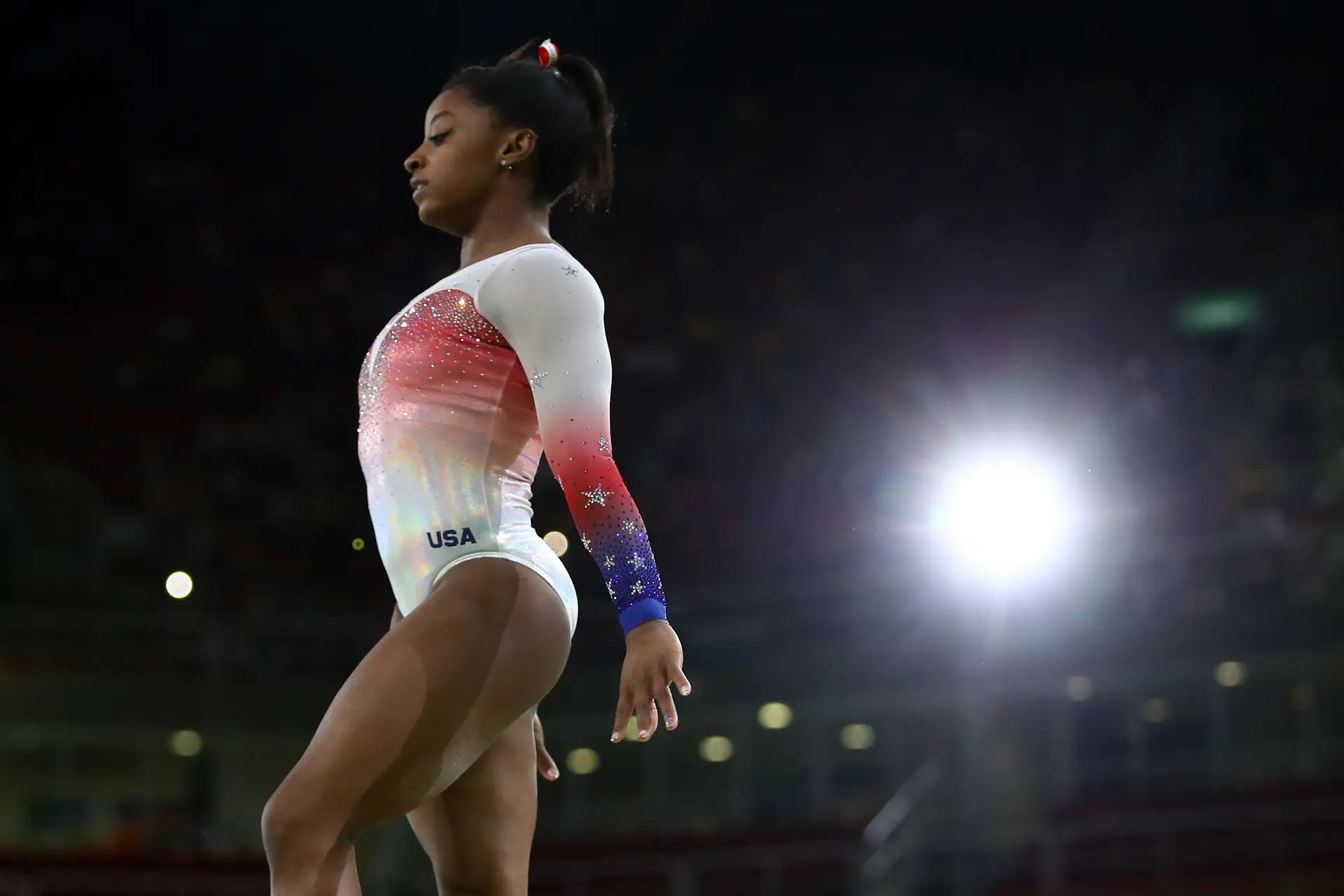 Estados Unidos de Biles, a primeira ginasta a aterrar um triplo-duplo