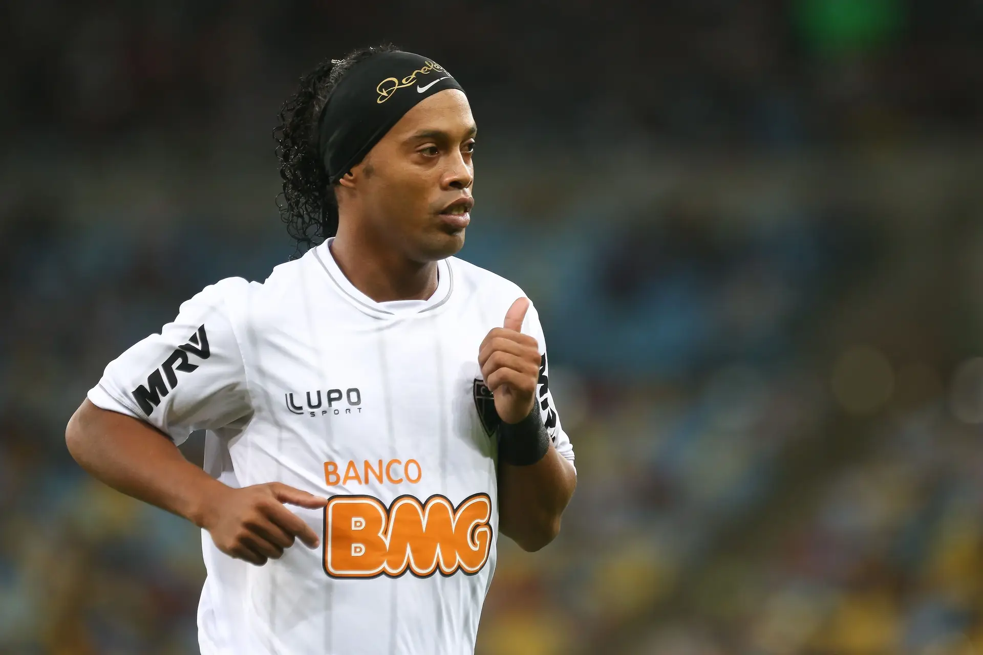 Ronaldinho Gaúcho: “Não posso dizer que Messi seja o melhor da história, mas sim que é o melhor da sua era”