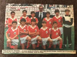 Bruno Basto (em baixo, à esquerda) com a equipa campeã de infantis do Benfica