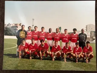 Bruno Basto (o terceiro em pé à direita) com a sua equipa de juniores do Benfica
