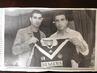 Quando Pauleta (à esquerda) chegou a Bordéus Bruno Basto recebeu-o no hotel com uma camisola do clube