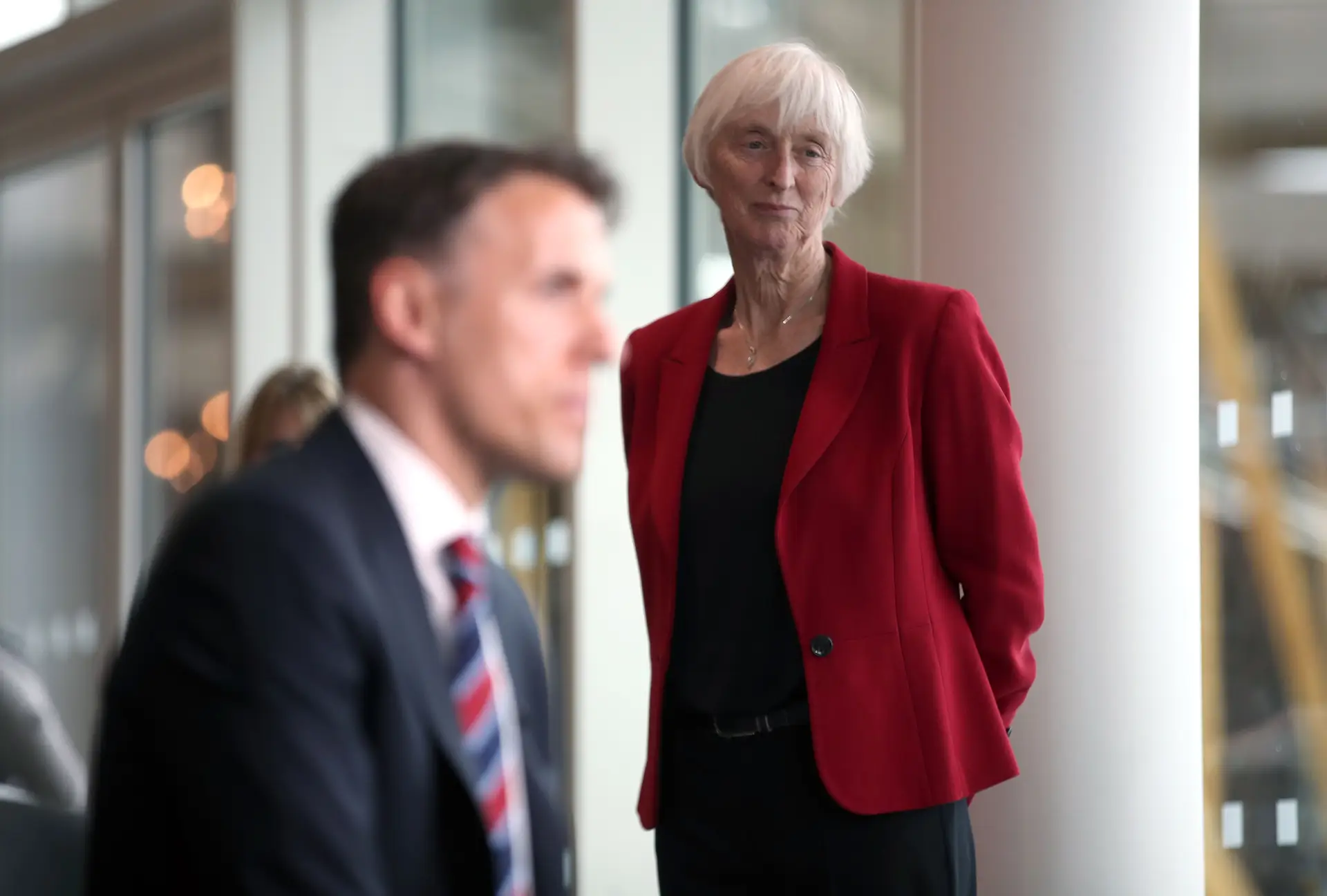Sue Campbell, líder do futebol feminino inglês, na apresentação de Phil Neville como novo selecionador feminino de Inglaterra
