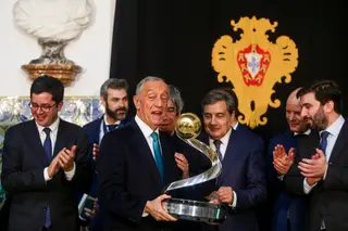 Marcelo “exalta rigor no trabalho” dos “geniais” do futsal