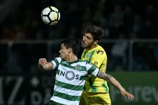 Uma disputa de bola, num jogo quase sempre equilibrado e dividido