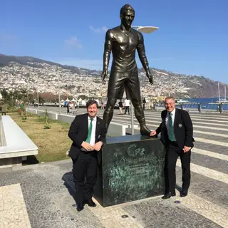 Inácio, à direita, com Bruno de Carvalho, junto à estátua de Cristiano Ronaldo, na Madeira