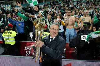 Augusto Inácio com a Taça da Liga que conquistou o ano passado como treinador do Moreirense